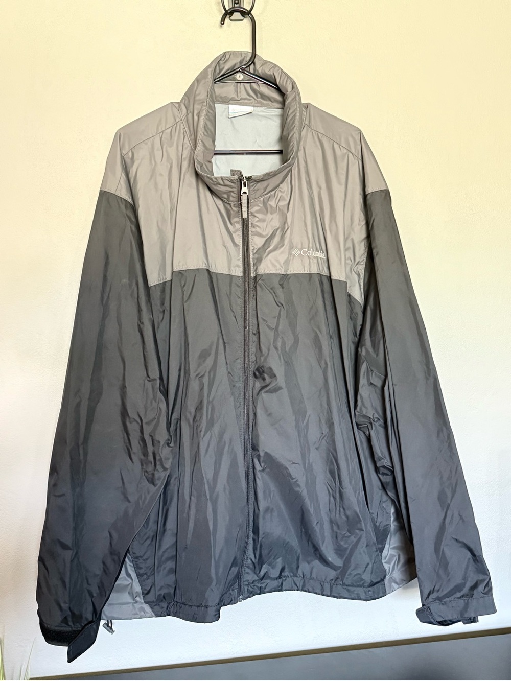 Columbia Men's Two-Tone Gray/black Lightweight Jacket / Raincoat
